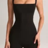 Mono capri ajustado de cuello cuadrado Luma Modal en negro