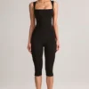 Mono capri ajustado de cuello cuadrado Luma Modal en negro