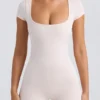 Mono de cuello redondo en color crema lavado