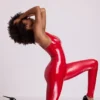 Mono de vinilo Lynx con escote pronunciado en rojo fuego