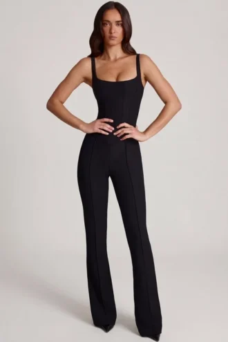 Mono Elanie con cuello redondo, corsé y pernera acampanada en negro