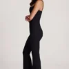 Mono Elanie con cuello redondo, corsé y pernera acampanada en negro