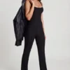Mono Elanie con cuello redondo, corsé y pernera acampanada en negro