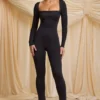 Mono Elvina Petite de jersey elástico con cuello vuelto en negro