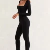 Mono Jett de manga larga y cuello cuadrado en negro