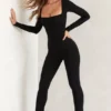 Mono Jett de manga larga y cuello cuadrado en negro