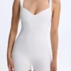 Mono Kaia de modal con cuello corazón en blanco