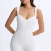 Mono Kaia de modal con cuello corazón en blanco