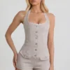 Mono Lalita con cuello halter y botones en color crudo