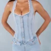 Mono Lalita con cuello halter y botones en denim claro