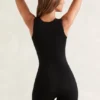 Mono Nova de pantalones cortos y cuello cuadrado en negro