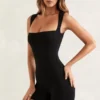 Mono Nova de pantalones cortos y cuello cuadrado en negro