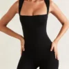 Mono Nova de pantalones cortos y cuello cuadrado en negro