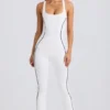Mono Petite Soft Active con espalda abierta en blanco