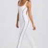 Mono Petite Soft Active con espalda abierta en blanco