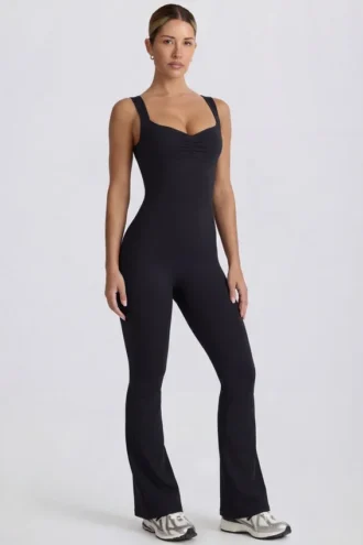 Mono Soft Active con corte en la espalda en negro