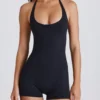 Mono Soft Active con cuello halter en negro