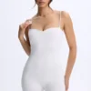 Mono Vera de modal con cuello corazón y espalda baja en blanco