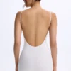 Mono Vera de modal con cuello corazón y espalda baja en blanco