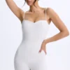 Mono Vera de modal con cuello corazón y espalda baja en blanco
