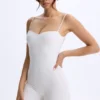 Mono Vera de modal con cuello corazón y espalda baja en blanco