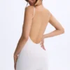 Mono Vera de modal con cuello corazón y espalda baja en blanco