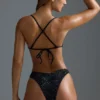 Oh Polly Ropa de baño: Braguitas de bikini cheeky de corte alto en V con adornos, edición HOTFIX, en negro