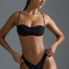 Oh Polly Ropa de baño: Braguitas de bikini cheeky de corte alto en V con adornos, edición HOTFIX, en negro