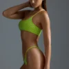 Oh Polly Ropa de baño: Top de bikini bandeau asimétrico con un solo hombro y adornos, edición HOTFIX, en verde lima