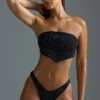 Oh Polly Ropa de baño: Top de bikini bandeau con pañuelo adornado, edición HOTFIX, en negro