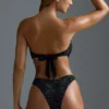 Oh Polly Ropa de baño: Top de bikini bandeau con pañuelo adornado, edición HOTFIX, en negro