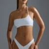 Oh Polly Ropa de baño: Top de bikini bandeau con un solo hombro y adornos, edición HOTFIX, en blanco