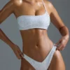 Oh Polly Ropa de baño: Top de bikini bandeau con un solo hombro y adornos, edición HOTFIX, en blanco