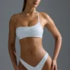 Oh Polly Ropa de baño: Top de bikini bandeau con un solo hombro y adornos, edición HOTFIX, en blanco