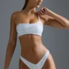 Oh Polly Ropa de baño: Top de bikini bandeau con un solo hombro y adornos, edición HOTFIX, en blanco