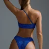 Oh Polly Ropa de baño: Top de bikini bandeau de un solo hombro con adornos, edición HOTFIX, en azul real