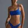 Oh Polly Ropa de baño: Top de bikini bandeau de un solo hombro con adornos, edición HOTFIX, en azul real