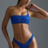 Oh Polly Ropa de baño: Top de bikini bandeau de un solo hombro con adornos, edición HOTFIX, en azul real