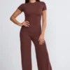 Pantalón ancho de talle medio Nour Tall en color chocolate