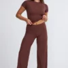 Pantalón ancho de talle medio Nour Tall en color chocolate