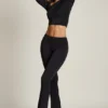 Pantalones acampanados asimétricos con drapeado y talle medio Mairead en negro