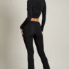 Pantalones acampanados asimétricos con drapeado y talle medio Mairead en negro