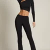 Pantalones acampanados asimétricos con drapeado y talle medio Mairead en negro