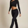 Pantalones acampanados asimétricos con drapeado y talle medio Mairead en negro