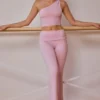 Pantalones acampanados con vuelta alta en rosa suave