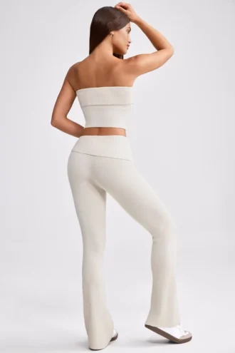 Pantalones acampanados con vuelta de punto grueso en color crema