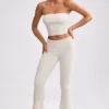 Pantalones acampanados con vuelta de punto grueso en color crema
