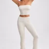 Pantalones acampanados con vuelta de punto grueso en color crema