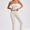 Pantalones acampanados con vuelta de punto grueso en color crema