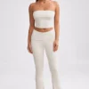 Pantalones acampanados con vuelta de punto grueso en color crema